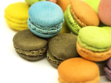 Renkli macaron kurabiyeler. İzole üzerinde beyaz arka plan, select ve yumuşak odak