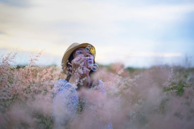 Yumuşak kadın kabarcıklar çayırda üfleme. seyahat ve günbatımı, yumuşak ve select odak