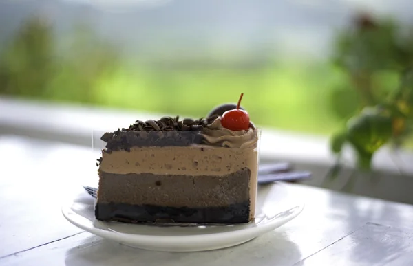 Смачний шоколадний торт на тарілці на столі, м'який і вибраний фокус — стокове фото