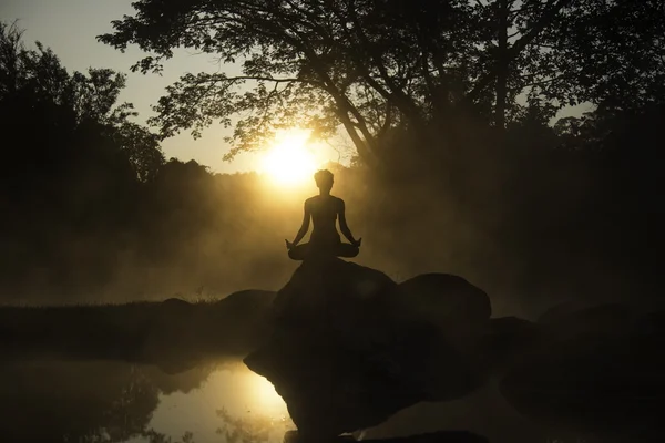 Kaplıca Parkı sabah güzel bir Yoga kadın silüeti — Stok fotoğraf