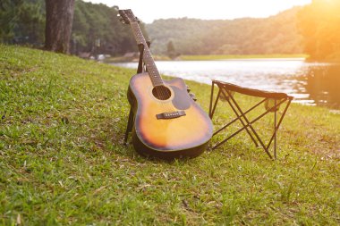 İle guita Tayland gölde kamp sandalyede