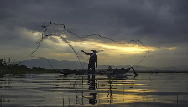 Pescador del lago Bangpra en acción cuando la pesca en la mañana del sol, Tailandia, seleccione el enfoque — Foto de Stock