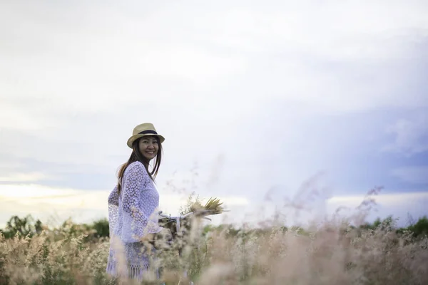 Mujer en el prado. viaje y puesta de sol, enfoque suave y selecto —  Fotos de Stock