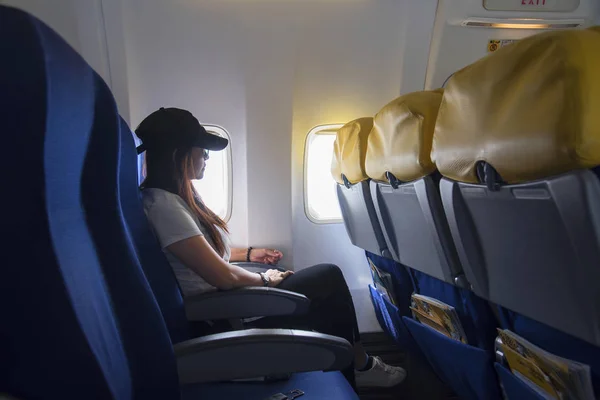 Kvinnor reser med ett flygplan — Stockfoto