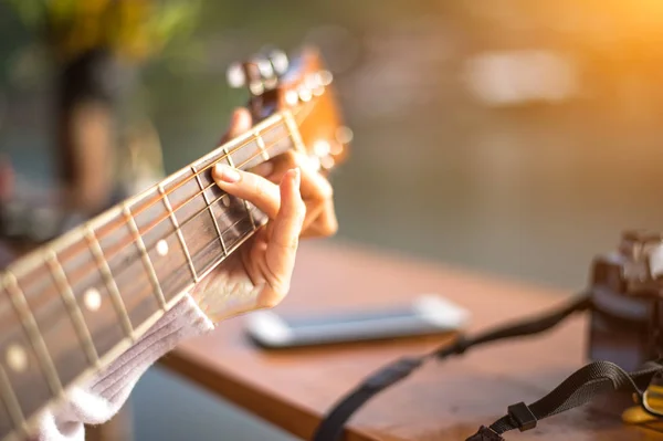 Las manos de la mujer tocando la guitarra acústica, de cerca — Foto de Stock