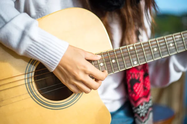 Mãos de mulher tocando guitarra acústica, close-up — Fotografia de Stock