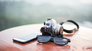 Tablo güneş ışığı ile seyahat için fotoğraf makinesi. Güzellik doğa arka plan