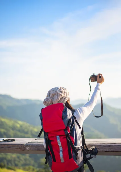 Uzun yürüyüşe çıkan kimse kadını kabul bir fotoğraf dağda arka plan mavi gökyüzü, Tayland — Stok fotoğraf