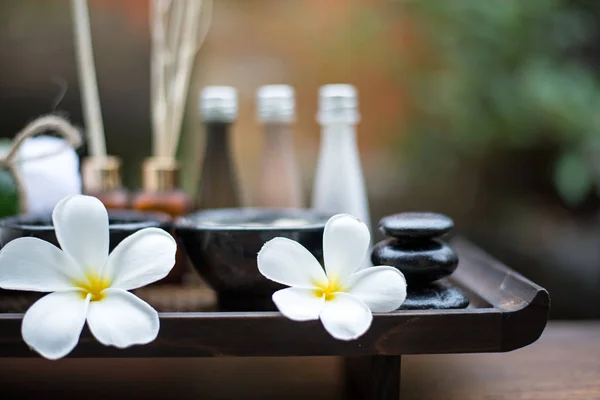 Spa massagem compressa bolas, bola de ervas na madeira com treamentos spa, Tailândia, selecione o foco — Fotografia de Stock