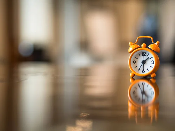 Vieille horloge orange sur la table en bois, foyer doux et sélectif — Photo