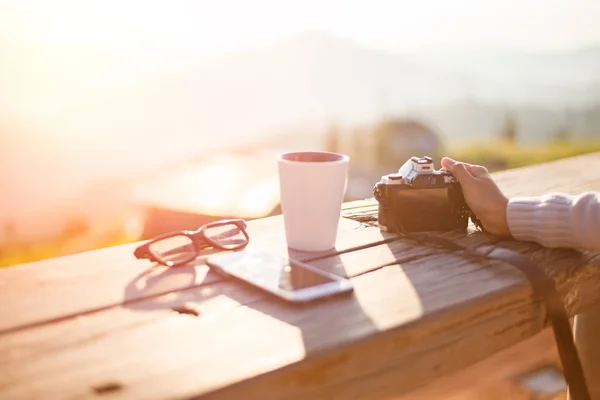 喝咖啡的女人和拍一张照片在阳光下坐在户外阳光光享受她早晨喝咖啡、 葡萄酒、 软和选择重点 — 图库照片