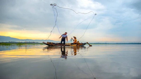 Pescador del lago Bangpra en acción cuando la pesca en la mañana del sol — Foto de Stock