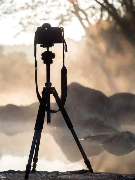 Ilhouette av Dslr kamera med havet vid soluppgången i den varma våren — Stockfoto