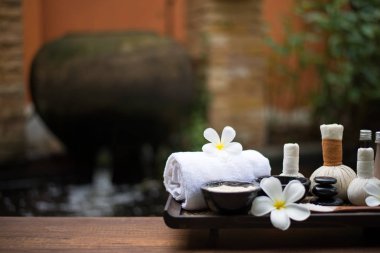 Spa masajı topları, tahta üzerinde bitki topu ve treaments kaplıcası. 