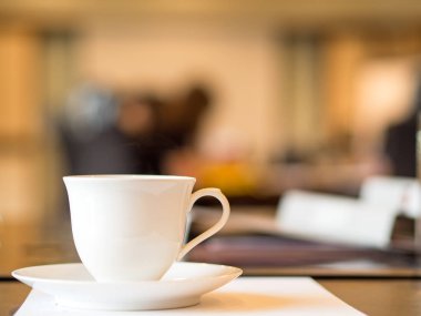 Tatlı beyaz fincan kahve arası toplantı odasında