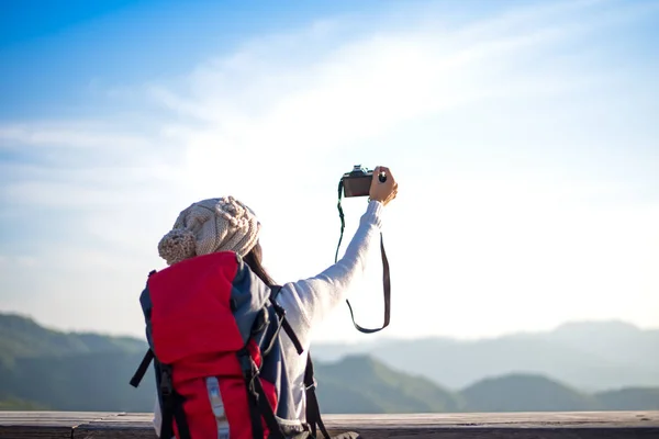 Hiker kvinnan ta ett foto på berget, bakgrunden blå himmel, Thailand, Välj och mjukt fokus — Stockfoto