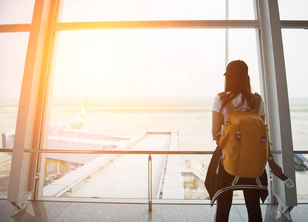 Viajante mulher na janela do aeroporto — Fotografia de Stock