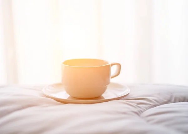 Свежий утренний кофе на кровати . — стоковое фото