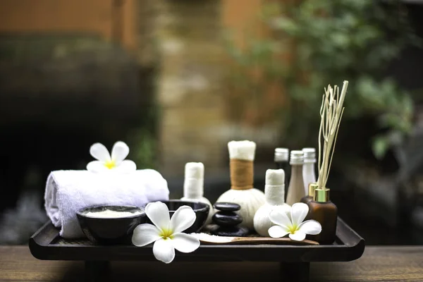 Balones de masaje spa comprimir, bola de hierbas en la madera con los tratados de spa, Tailandia, seleccione el enfoque —  Fotos de Stock