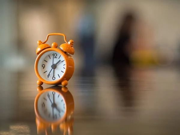 Vieille horloge orange sur la table en bois, foyer doux et sélectif — Photo