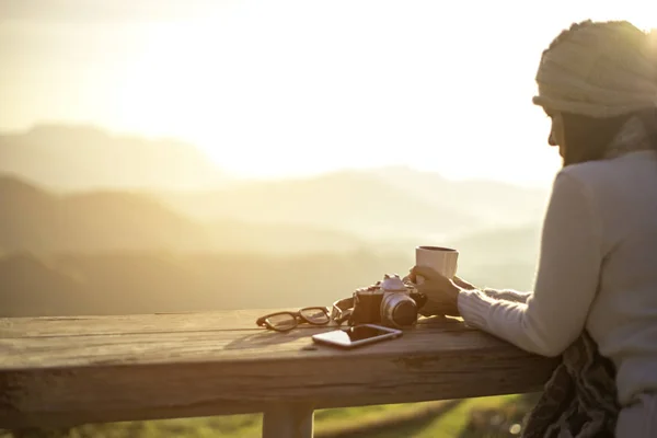 Kadın zevk onun sabah kahvesi, yumuşak ve select odak güneş ışığında açık oturma güneşte kahve içme — Stok fotoğraf