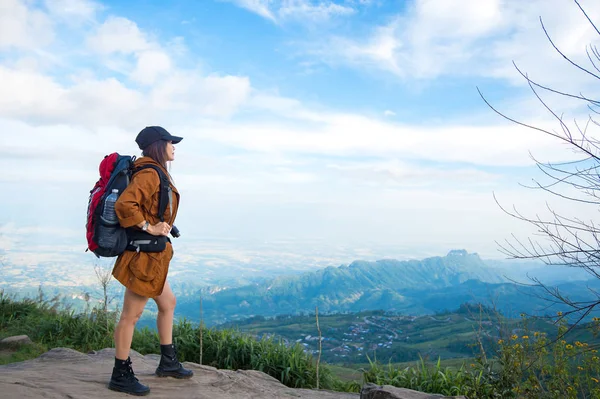Uzun yürüyüşe çıkan kimse kadın bakmak dürbün dağda, arka plan mavi gökyüzü, Tayland, Thailand, select ve yumuşak odak — Stok fotoğraf