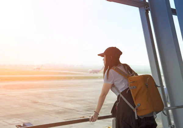 Viajante mulher na janela do aeroporto — Fotografia de Stock