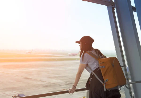 Mujer viajera en la ventana del aeropuerto —  Fotos de Stock