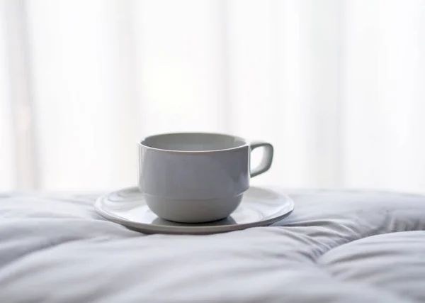 Frischer Morgenkaffee auf dem Bett. — Stockfoto