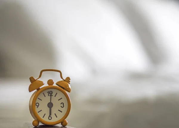태양 빛, 배경 침대와 아침에 침대에서 알람 시계 — 스톡 사진