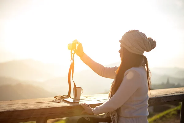 Kobieta pije kawę w słońcu siedząc odkryty w świetle słońca, ciesząc się jej poranną kawę, rocznika, miękkie i wybierz opcję focus — Zdjęcie stockowe