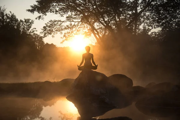 Kaplıca Parkı sabah güzel bir Yoga kadın silüeti, — Stok fotoğraf