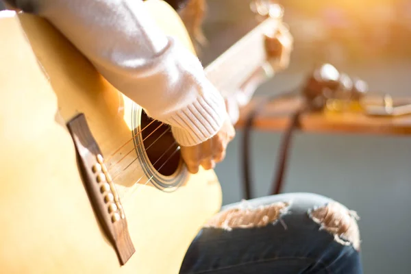 Las manos de la mujer tocando la guitarra acústica, de cerca, suave y seleccionar el enfoque — Foto de Stock