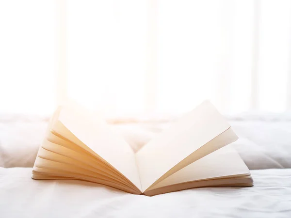 신선한 아침 침대, 소프트 포커스에 책을 읽고. — 스톡 사진