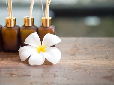 Spa masajı topları, tahta üzerinde bitki topu ve treaments kaplıcası.