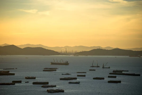Ein Frachtschiff mit Gütern zwischen Häfen im Sonnenaufgang — Stockfoto