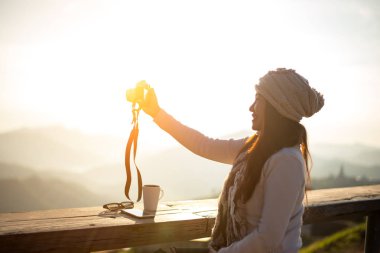 Güneş sabah kahvesini zevk güneş ışığında açık oturma kahve içme kadın vintage