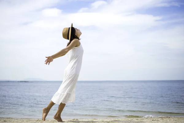 Młode kobiety skoki i szczęśliwy na plaży. Podróże i wakacje — Zdjęcie stockowe