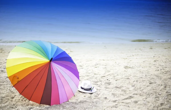 Sombrilla de playa en un día soleado, mar de fondo — Foto de Stock