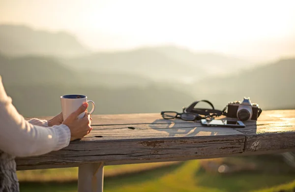 Mujer bebiendo café al sol sentado al aire libre en la luz del sol disfrutando de su café de la mañana, vintage , — Foto de Stock