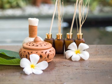 Spa masajı topları, tahta üzerinde bitki topu ve treaments kaplıcası.