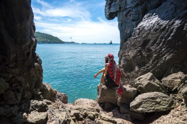 Seyahat genç kadın bir mağarada Keo Sichang, Tayland denize yakın: