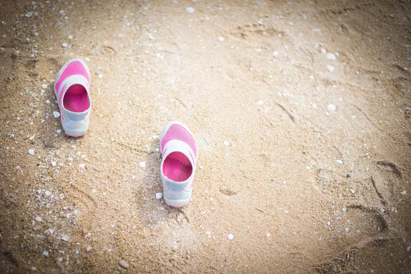 Sandalias de playa o pinzas en una playa de arena con mucho espacio de copia de fondo —  Fotos de Stock