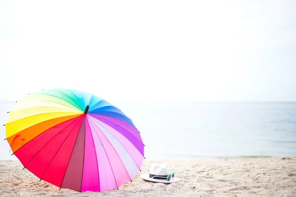 Sombrilla de playa en un día soleado, mar de fondo, enfoque selecto y suave — Foto de Stock