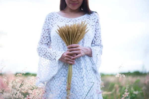 Kvinna i ängen. resor och solnedgången, mjuk och välj fokus — Stockfoto