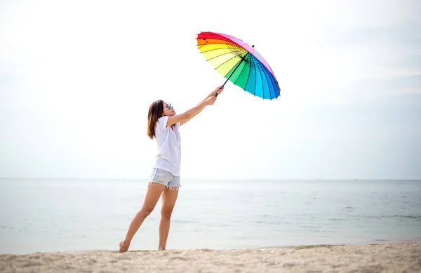 Młode kobiety skoki z wzgórze i szczęśliwy na plaży. Podróże i wakacje — Zdjęcie stockowe