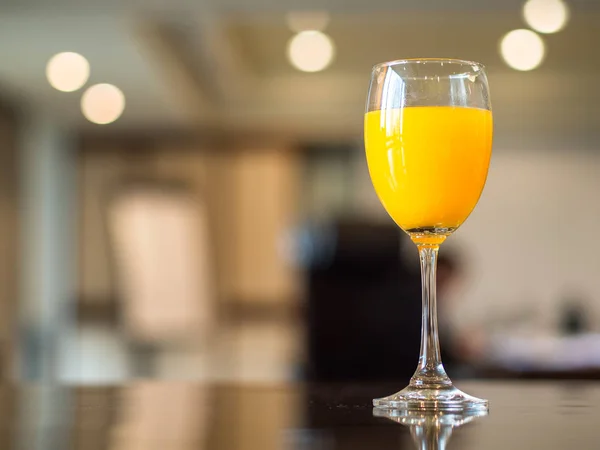 Συνάντηση διάλειμμα με φρέσκο χυμό πορτοκάλι, φόντο, αίθουσα συνεδριάσεων — Φωτογραφία Αρχείου
