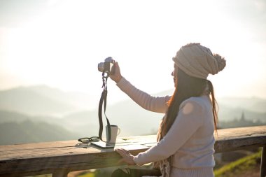 Güneş sabah kahvesini zevk güneş ışığında açık oturma kahve içme kadın,