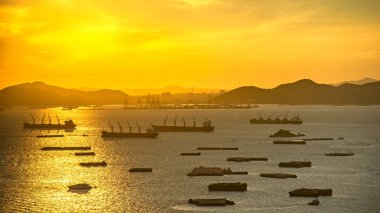 Sunrise görüntü ID: 527864668 bağlantı noktaları arasındaki mal taşıyan bir kargo gemisi