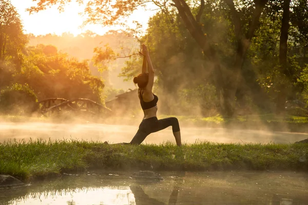 Schöne Yoga-Frau am Morgen im Thermalpark, weich und ausgewählter Fokus — Stockfoto